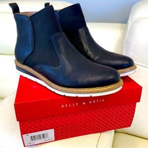 Kelly and Katie Arlo Boot. Worn twice. Excellent condition. Size 6.